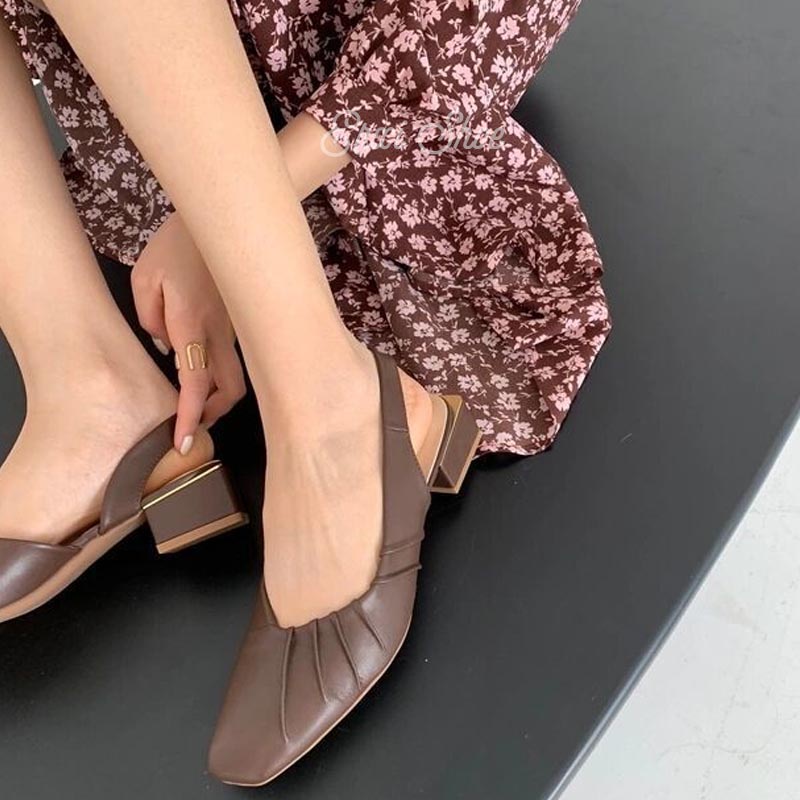 Xăng đan mũi vuông gót thấp cỡ lớn cho nữ
