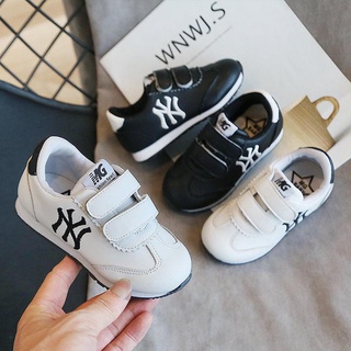 Giày thể thao NY chất liệu bằng da mềm, khóa dán giúp bé dễ dàng tự mang và chạy nhảy