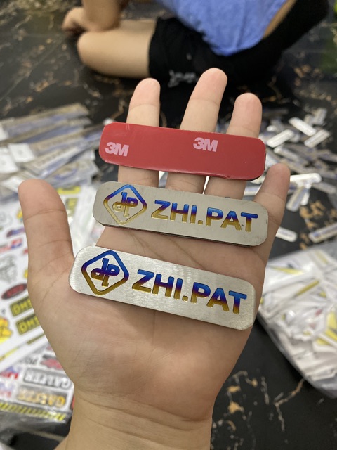 Logo Titan chữ Zhipat gắn nhiều vị trí trên xe