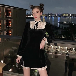 Váy nhung đen cổ ren trắng thắt nơ