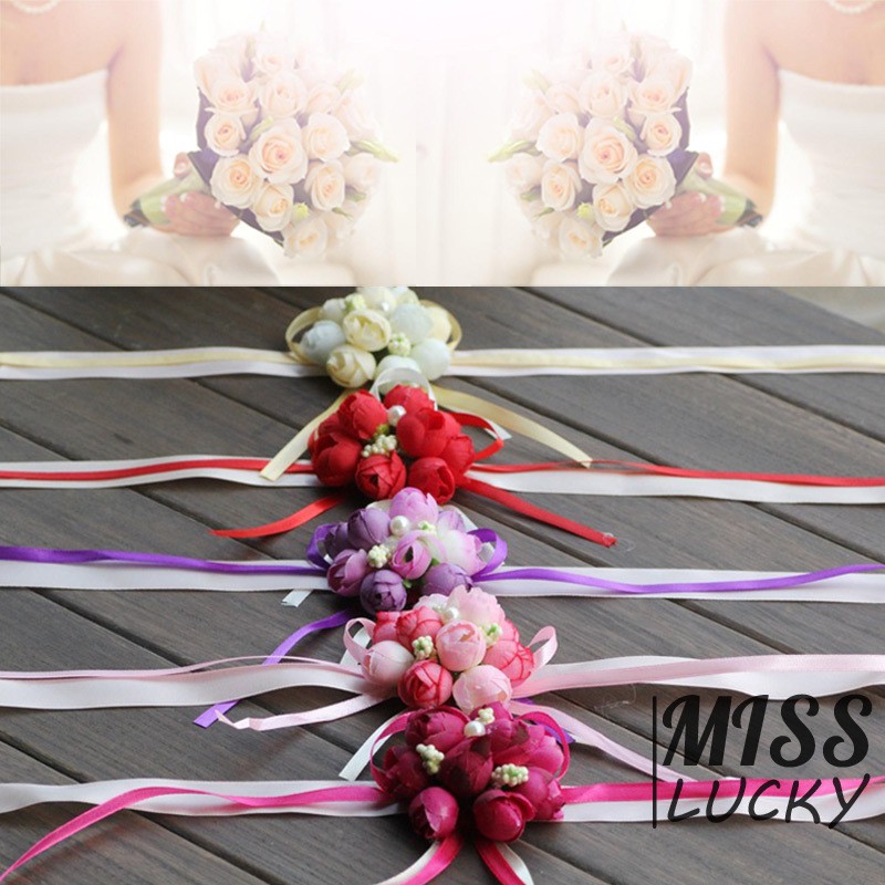 Vòng hoa đeo tay xinh xắn cho cô dâu