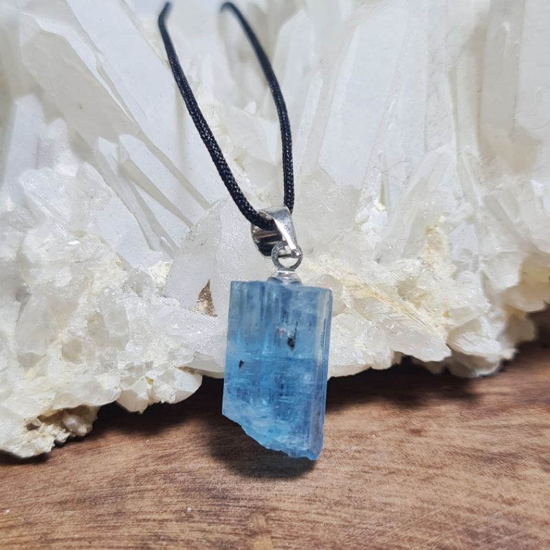 Mặt dây chuyền tinh thể thô Aquamarine