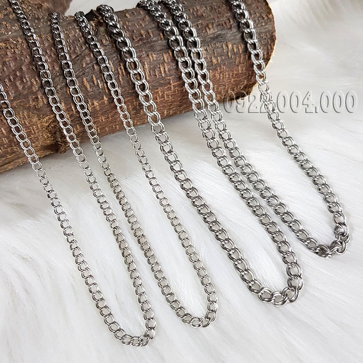 Dây chuyền xích nằm cá tính phù hợp cả nam và nữ.