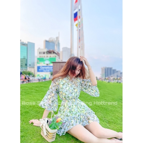 Váy HOA THIẾT KẾ  dáng xòe, tay cánh tiên. Chất voan hoạ tiết tay loe kèm dây buộc lưng.