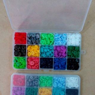 Hộp nút bấm nhựa 150 nút 15 màu, nút nhựa 4 thành phần cỡ 12mm