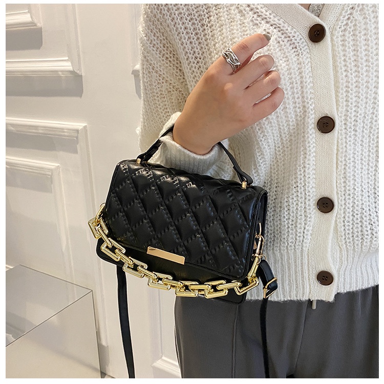 Túi xách nữ đeo chéo ô trám màu đen thời trang có chuỗi xích trang trí
