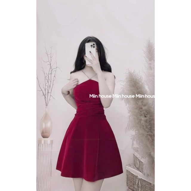 Váy nhung cổ yếm dây xích eo xoắn
