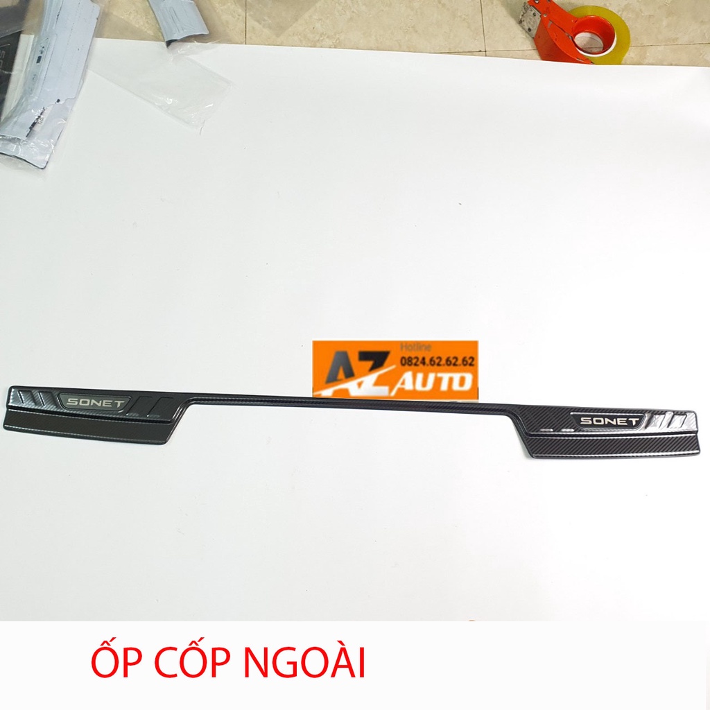 Ốp Chống trầy cốp trong, ngoài CARBON xe Kia Sonet 2021-2022, chất liệu vân CACBON cao cấp