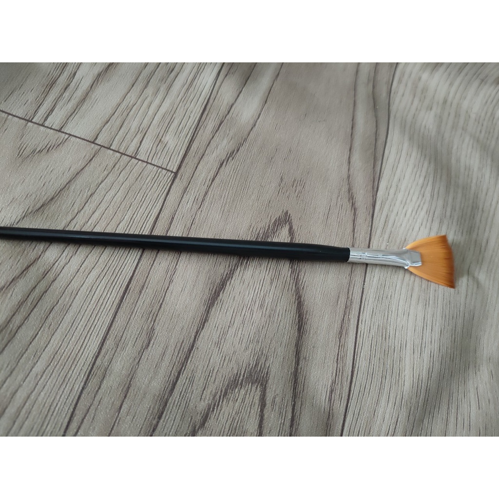 Cọ xòe dùng trang trí làm móng