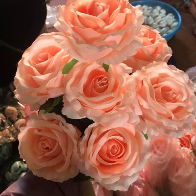 Cụm hoa hồng cụm hoa hồng to về cắm bàn. Đủ. Các màu . Hoa vải lụa mềm đẹp🌷🌷🌷🌷🌷🌷🌷 cụm lá cành đầy đu