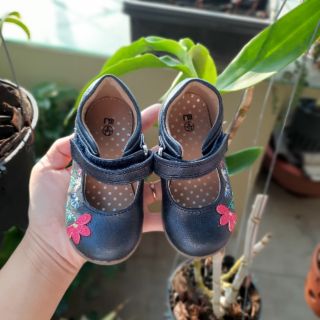 Giày xuất cho bé