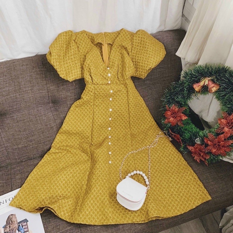 [Mã WASTMAY giảm 15% tối đa 30K đơn 150K] Đầm gấm vàng cổ V tay bồng | BigBuy360 - bigbuy360.vn