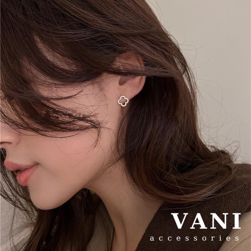 Khuyên Tai Hoa 4 Cánh Rỗng Monogram Đính Đá - Vani Store - TS000662