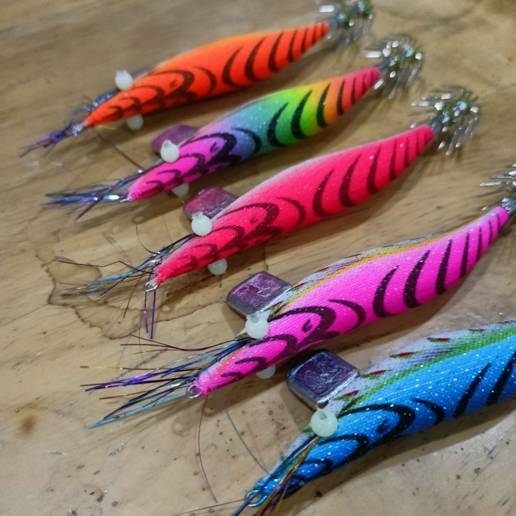 Tôm vải kim tuyến, câu mực