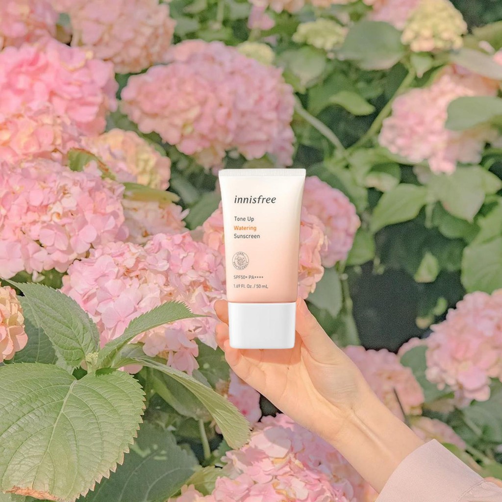 kem chống nắng innisfree Tone Up Watering Sunscreen SPF50+/PA++++ 50ml giúp nâng tông, dưỡng ẩm da