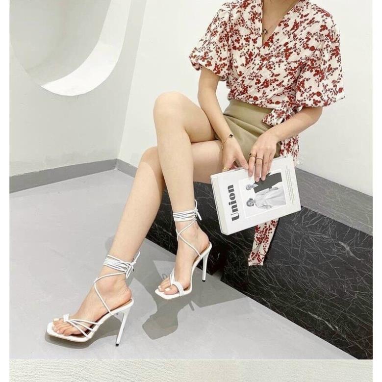 Giày Sandal Buộc Dây Guốc Nhọn Đan Mảnh Cột Cao Chiến Binh Gót Và Mũi Vuông 7p Màu Trắng Đen Xăng Đan Dây.. HKE