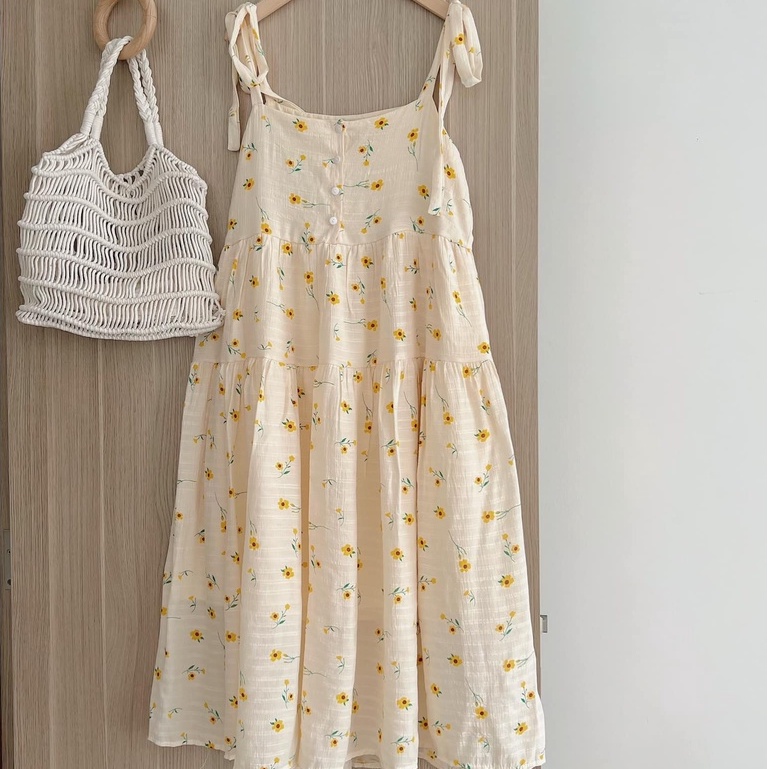 Váy 2 dây dáng dài đi biển hoạ tiết hoa cúc nhí babydoll cute. Váy 2 dây buộc nơ vai dáng dài đi chơi đi biển hoa cúc.