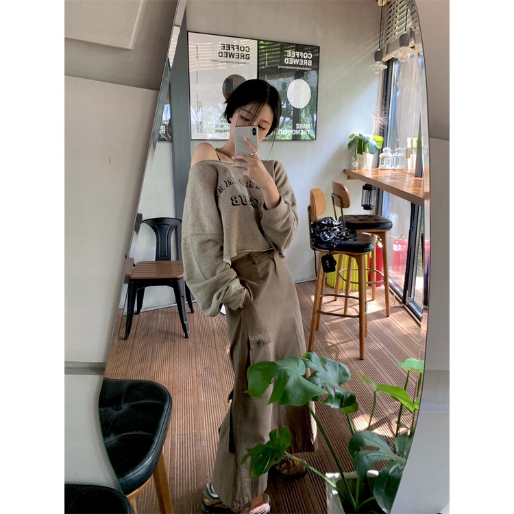 「MOTEL7」 Áo Sweatshirt Ngắn Dáng Rộng Tay Dài Cổ Tròn Hở Vai In Chữ Phong Cách Retro Cho Nữ