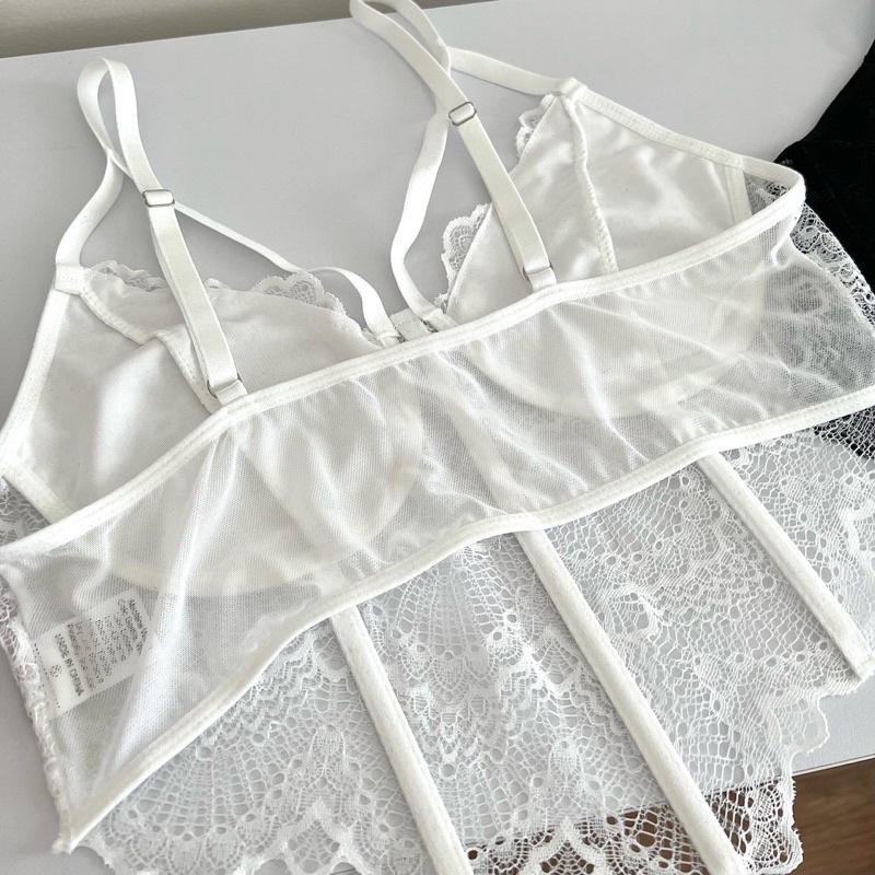 Áo croptop tay ngắn viền ren