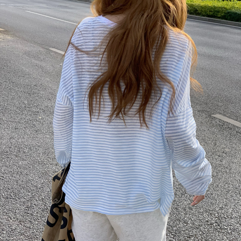 Áo Thun Mỏng Dài Tay Dáng Rộng Họa Tiết Kẻ Sọc Màu Xám 43128