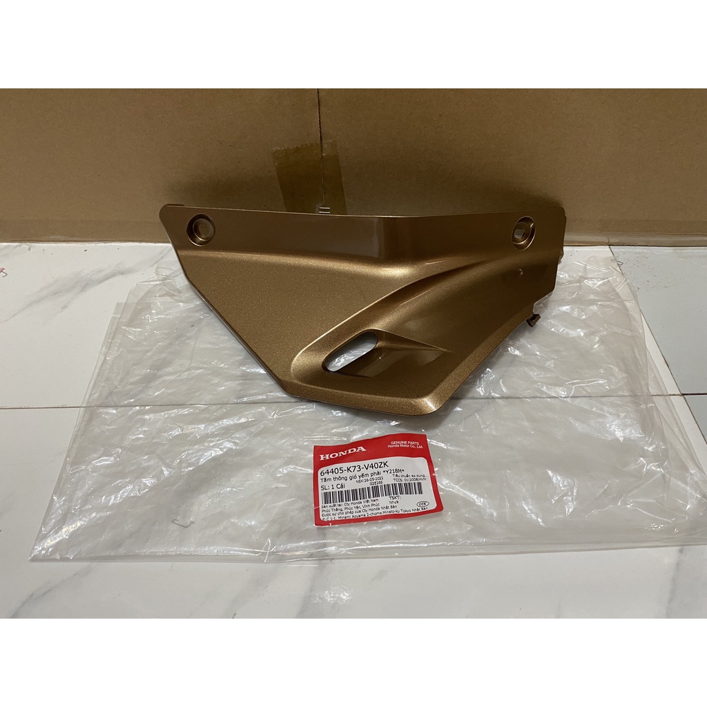 Tấm thông gió yếm phải HONDA FUTURE125 năm 2018 màu Vàng. (64405K73V40ZK)