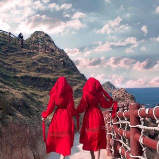 Đầm boho đỏ xẻ tà kèm khăn