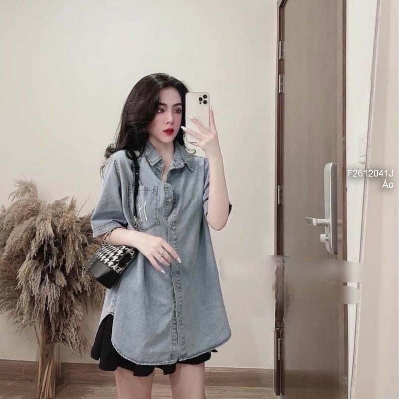Áo sơ mi jean một túi thêu logo Nyi form rộng tay ngắn vạc bầu