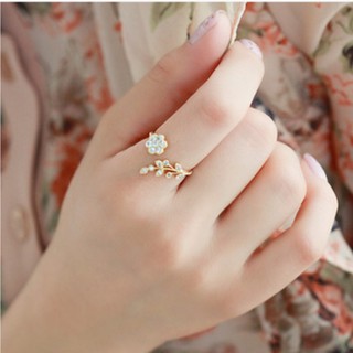 Nhẫn đính hoa phong cách nữ tính