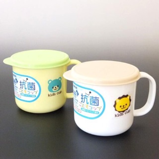 Cốc nhựa có nắp cho bé