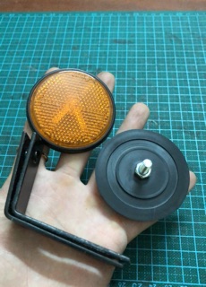Mắt mèo phản quang phía sau