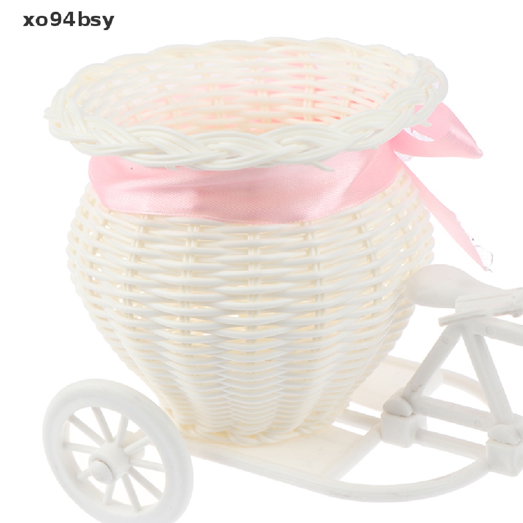 Giỏ hoa xe đạp ba bánh bằng mây trang trí tiệc cưới