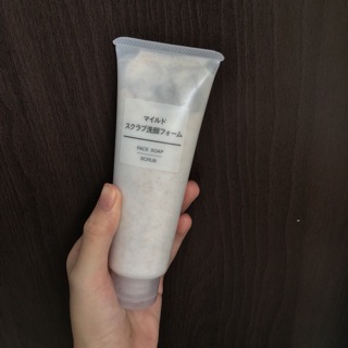 Sửa rửa mặt tẩy tế bào chết Muji