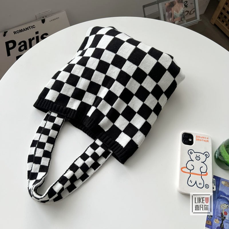 Túi Đeo Vai Vải Len Lông Xù Hình Vuông Màu Trắng Đen Phong Cách Hàn Quốc Thời Trang Thu Đông 2022