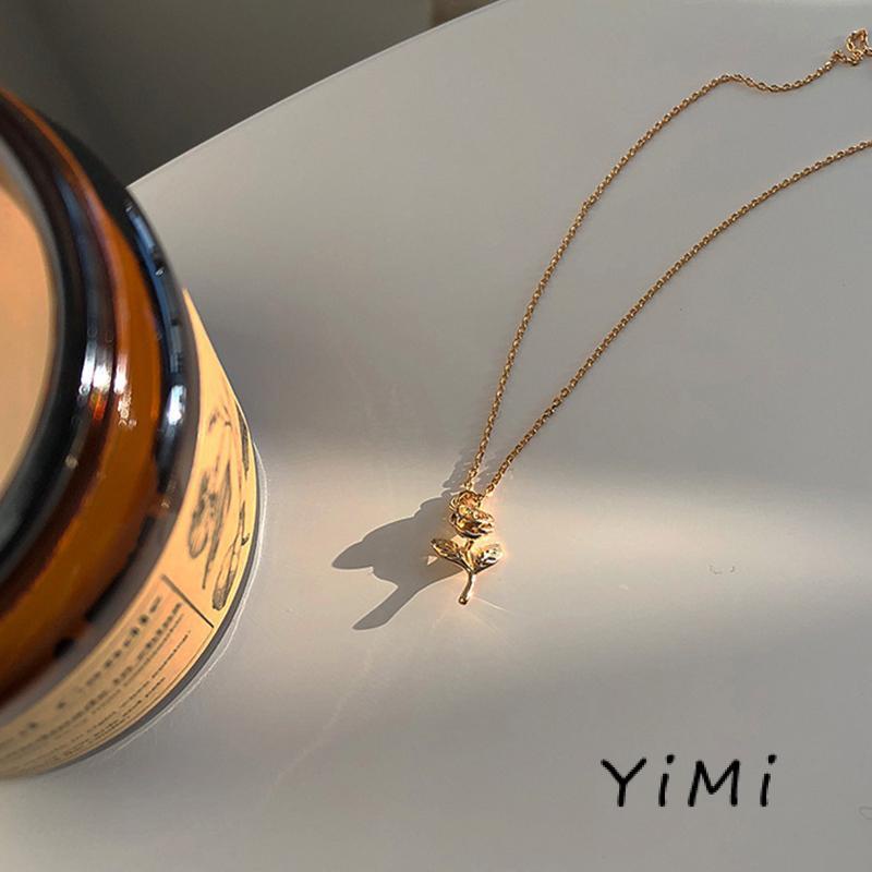 Vòng cổ màu vàng thiết kế mặt hoa hồng tinh tế thời trang cho nữ