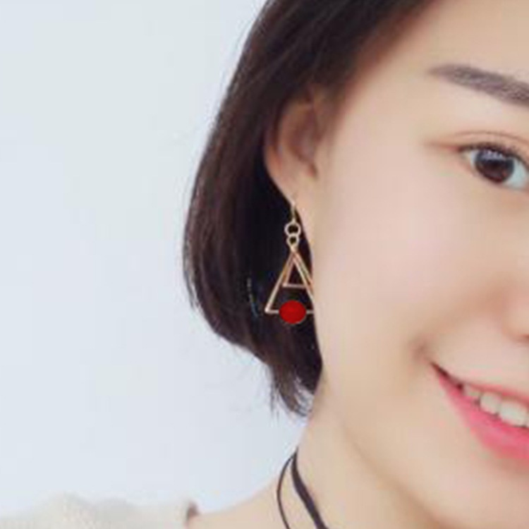 Bông tai hình tam giác đính ngọc trai giả phong cách Hàn Quốc