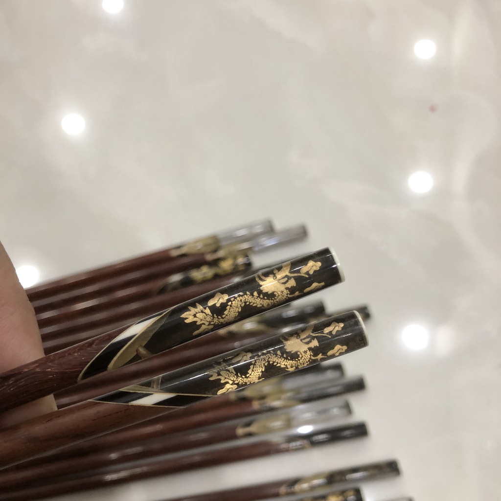 Đũa gỗ cẩm lai cao cấp đầu gắn trai biển họa tiết rồng lửa - bộ 10 đôi