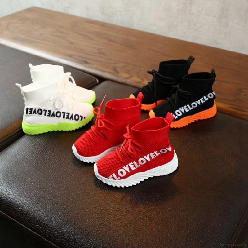 Giày thể thao in chữ chống trượt cho bé