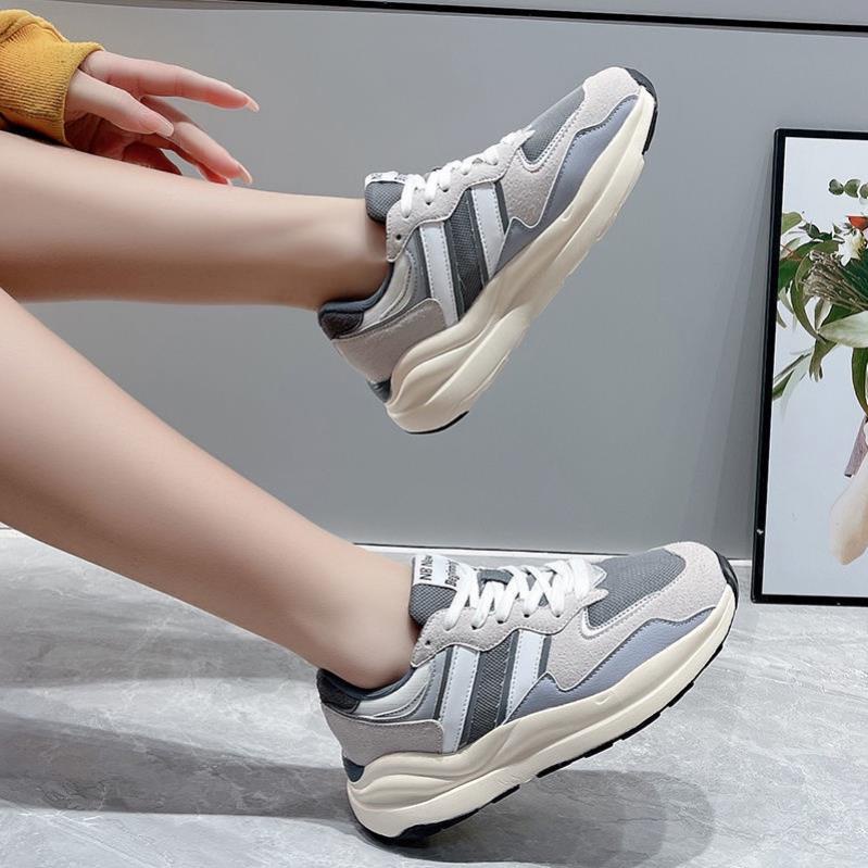 Giày thể thao Ulzzang Fashion xám vạch trắng độn đế nam nữ Giầy sneaker đế đen hot hit 2022