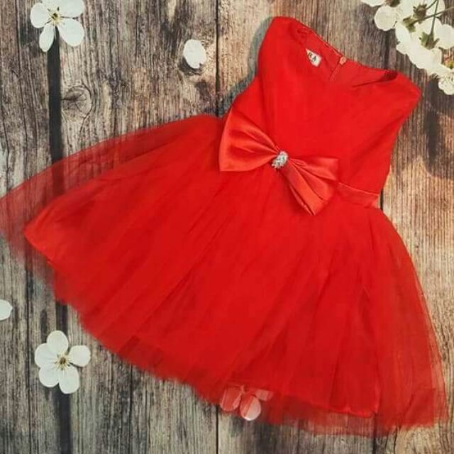 Áo đầm cho bé gái, với thiết kế đẹp, màu đỏ bắt mắt, nổi bật làn da của bé, mặt đi học đi choi đều đẹp, mặc tết là đẹp.