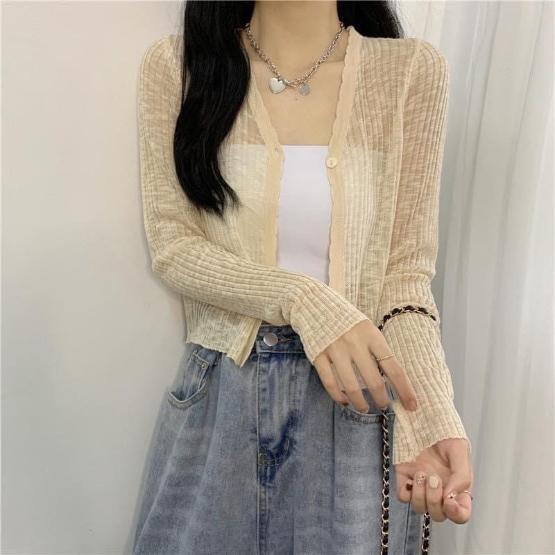 Khoác len giấy mỏng dáng lửng cài cúc.