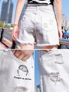 Quan jeans 2 mau trang va den