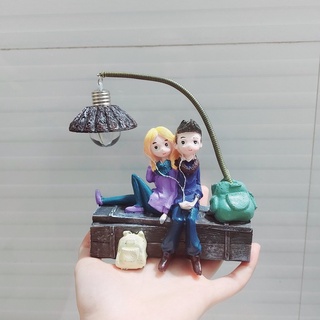 Tượng mô hình để bàn: mẫu cặp đôi ngồi thùng gỗ