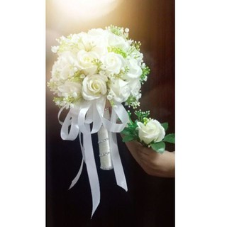 Bó hoa cưới sáp thơm kèm hoa cài áo chú rể
