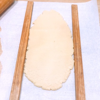 cây cán bột,thước đo độ dày của bánh