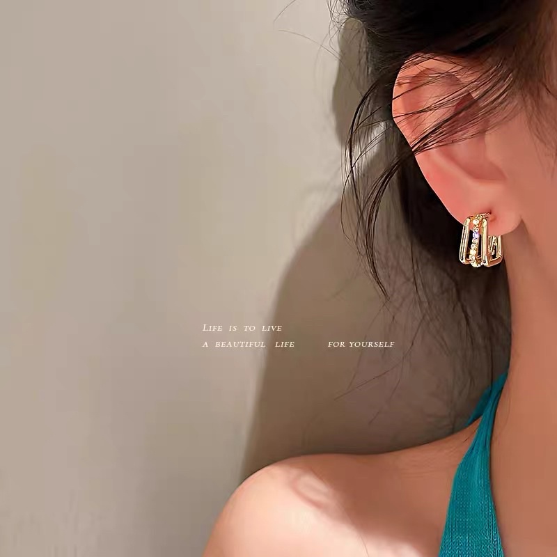 bông tai cạnh vuông nhỏ nhắn, khuyên tai góc cạnh cá tính