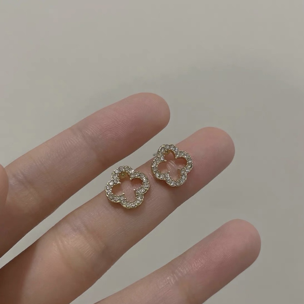 Khuyên Tai Hoa 4 Cánh Rỗng Monogram Đính Đá - Vani Store - TS000662