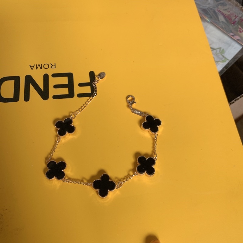 Lắc tay cỏ 4 lá đen.