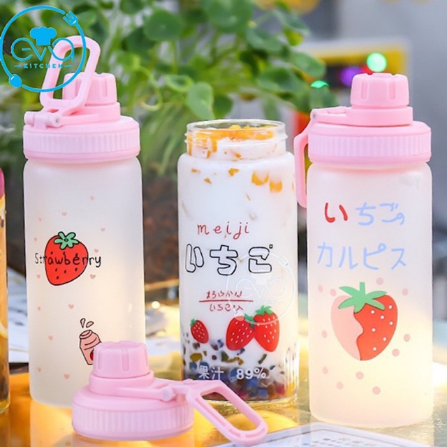 Bình Đựng Nước Thuỷ Tinh Mờ Nắp Bật Có Quai Cầm Dâu Tây Strawberry 500 Ml Tặng Kèm Ống Hút Tiện Lợi