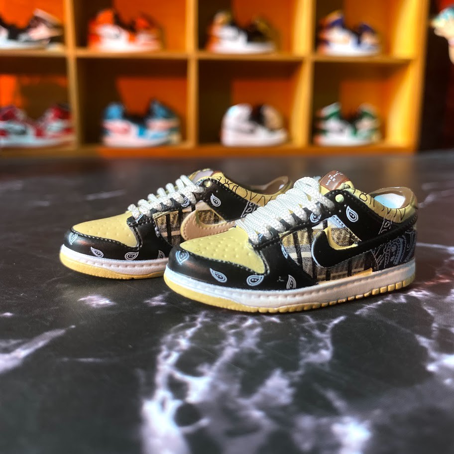 Móc khóa giày Nike SB - Dunk Low Travis Scott
