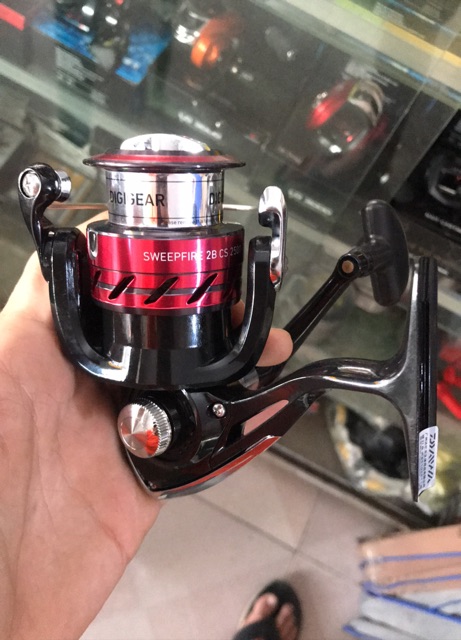 Máy câu cá DAIWA sweepfire chính hãng DAIWA - 2500 &amp; 4000 ĐỨC PHÁT FS